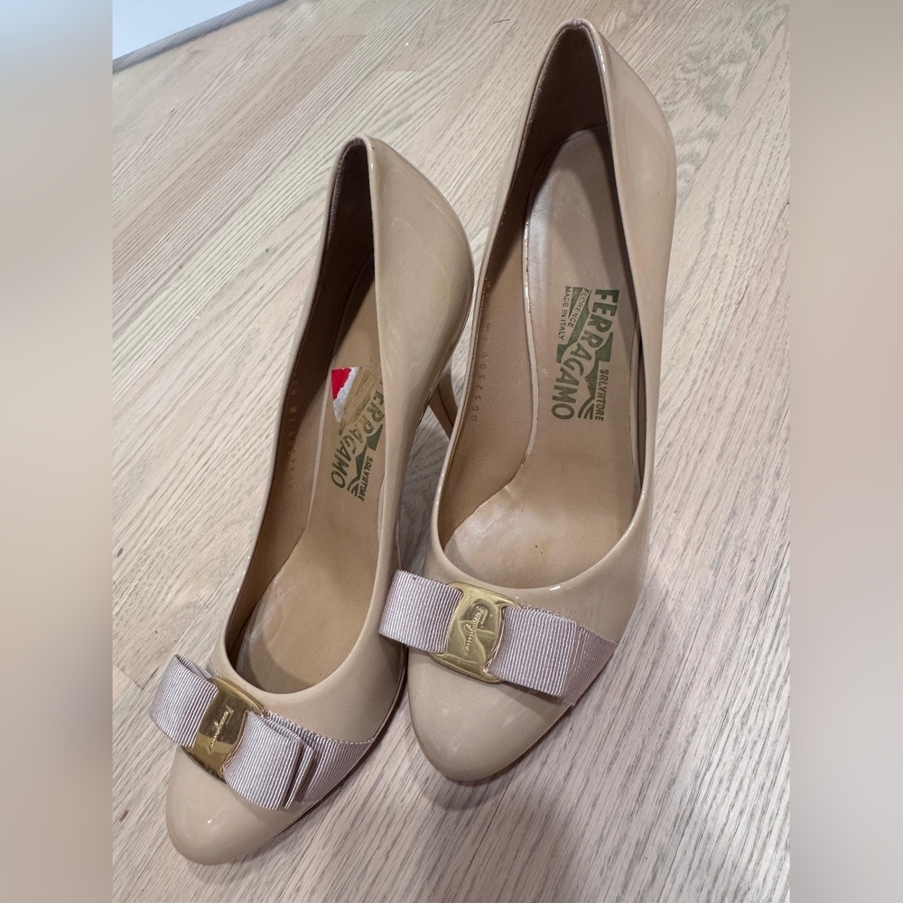 Salvatore Ferragamo Women's Beige Pumps with Bow
